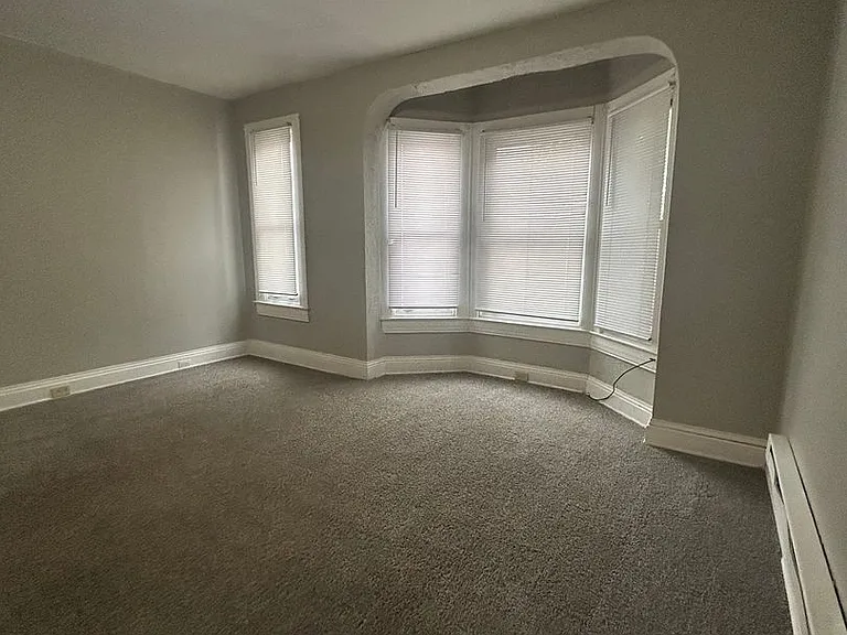 654 W King St — Photo 15