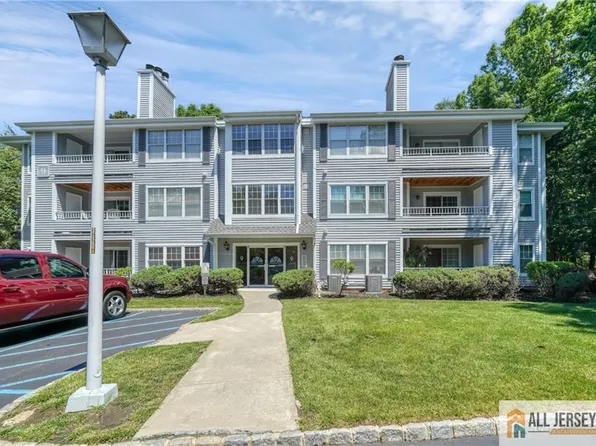 902 Meadow Ct, Helmetta, NJ 08828
