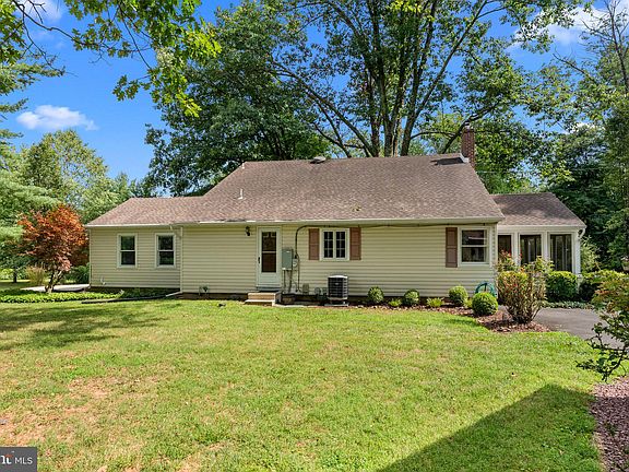 4th image of 6 Tall Oaks Ln