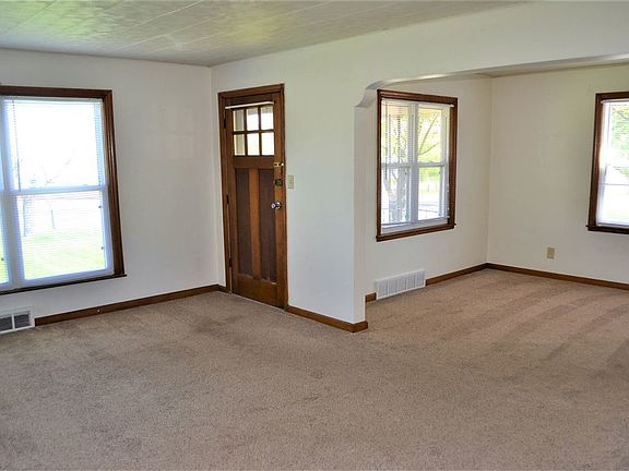 2nd image of 1407 Arlington Ln