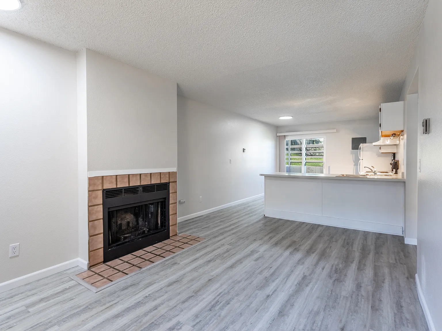 845 Hathaway Dr — Photo 2