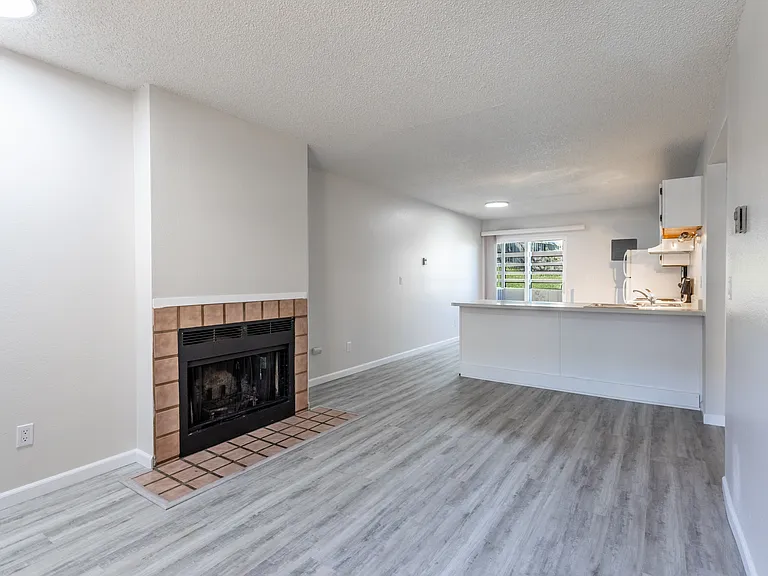 845 Hathaway Dr — Photo 2
