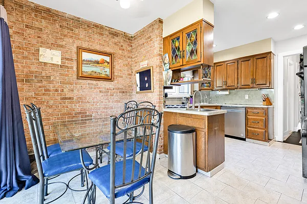 Sold by Remax Edge | media 18