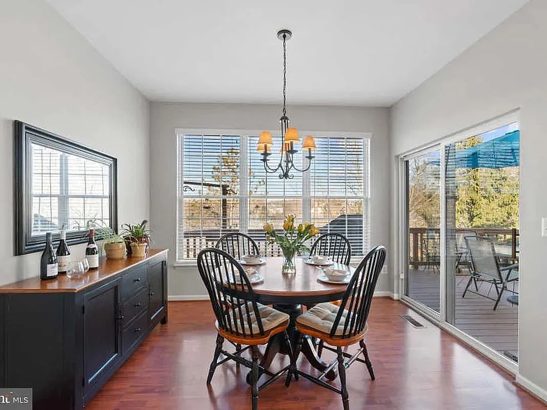 3 bed, 2.5 bath, 2820 sqft, $3,550 — Photo 3
