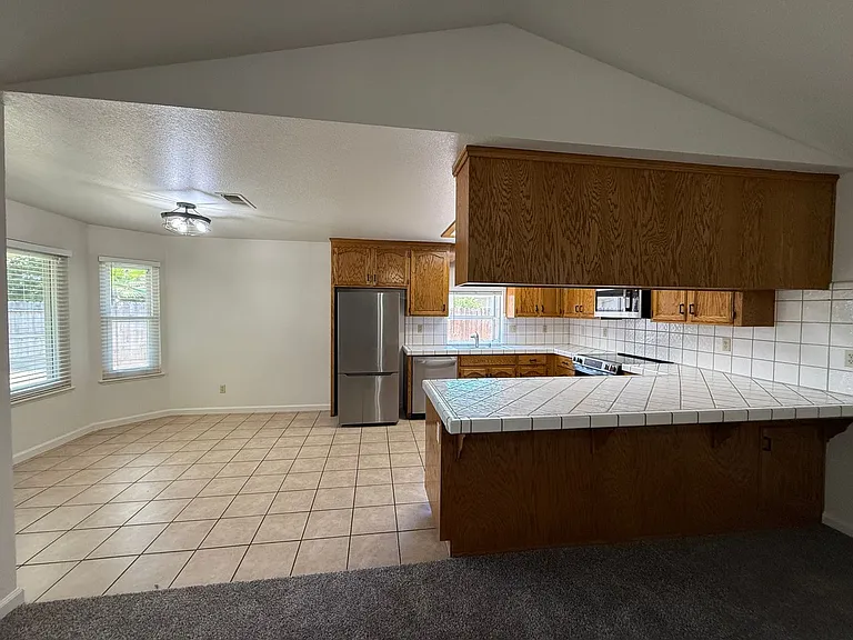 2136 Southgate Dr — Photo 11