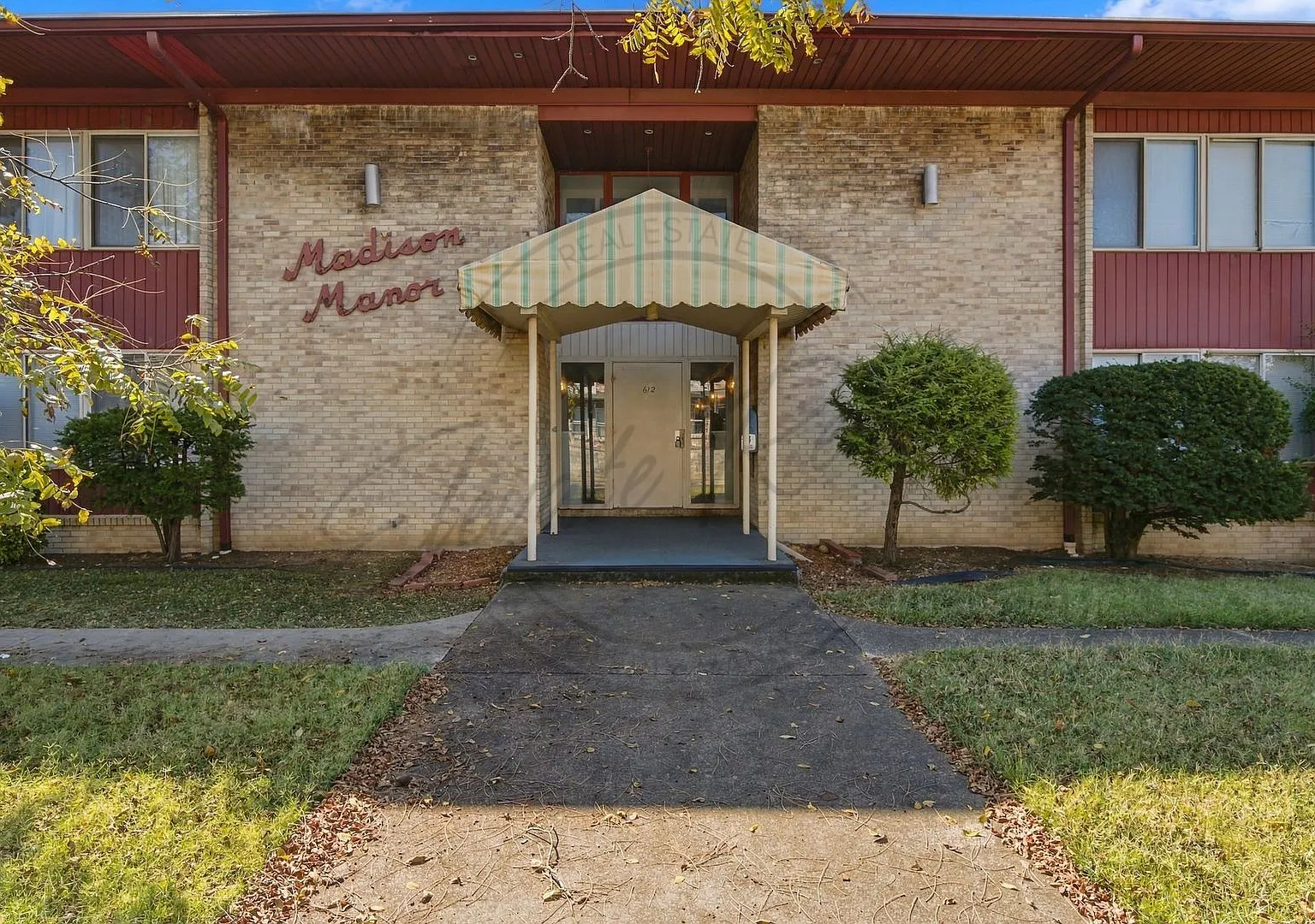 One Month Free Rent: Two Bedroom Condo In Madison Manor Apartments Historic Downtown Clarksville! — Photo 2