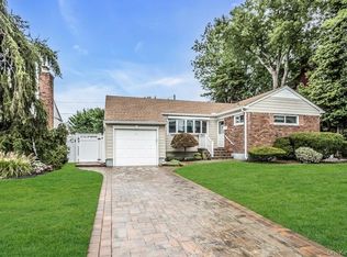208 Daniel Rd N, Massapequa, NY 11758