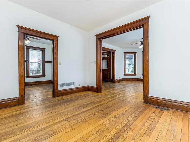 910 University Ave — Photo 17