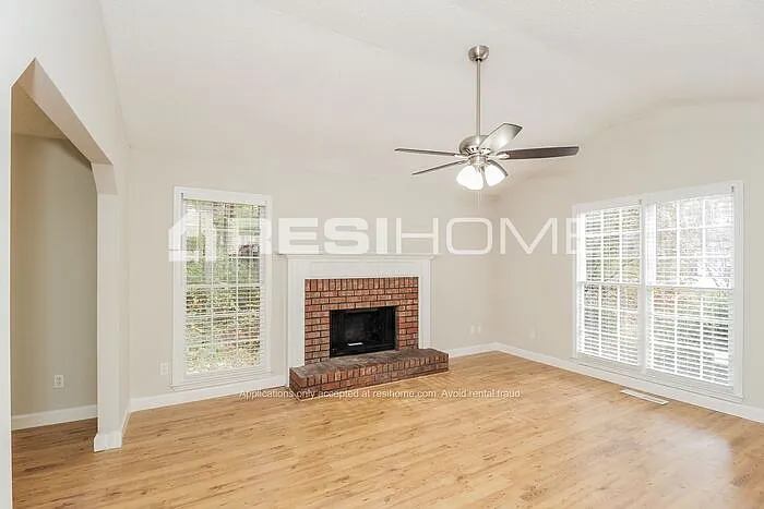 380 Amber Way — Photo 7
