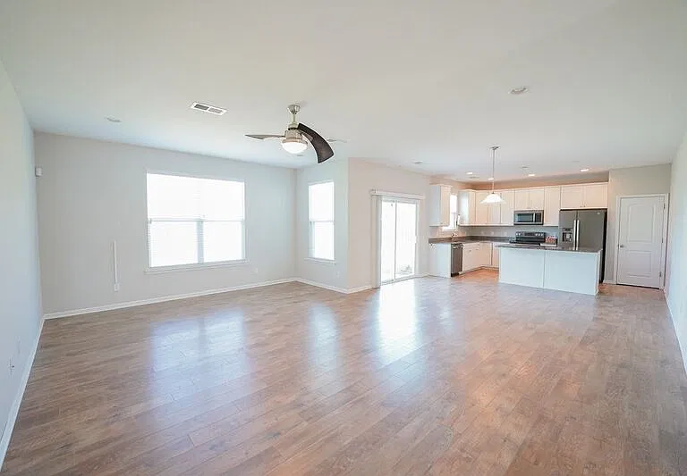 215 Shelton St — Photo 6