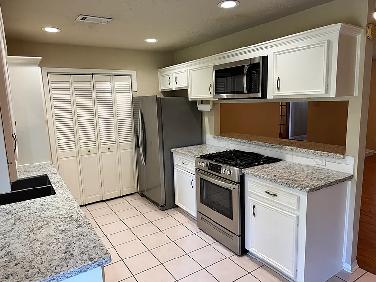 9811 Charter Ridge Dr — Photo 4