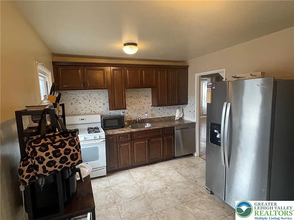 3 bed, 1.0 bath, 1040 sqft, $2,200 — Photo 4