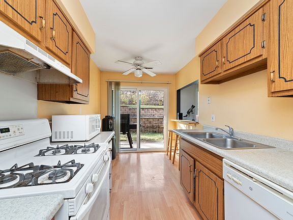 5th image of 2S424 Emerald Green Dr #B