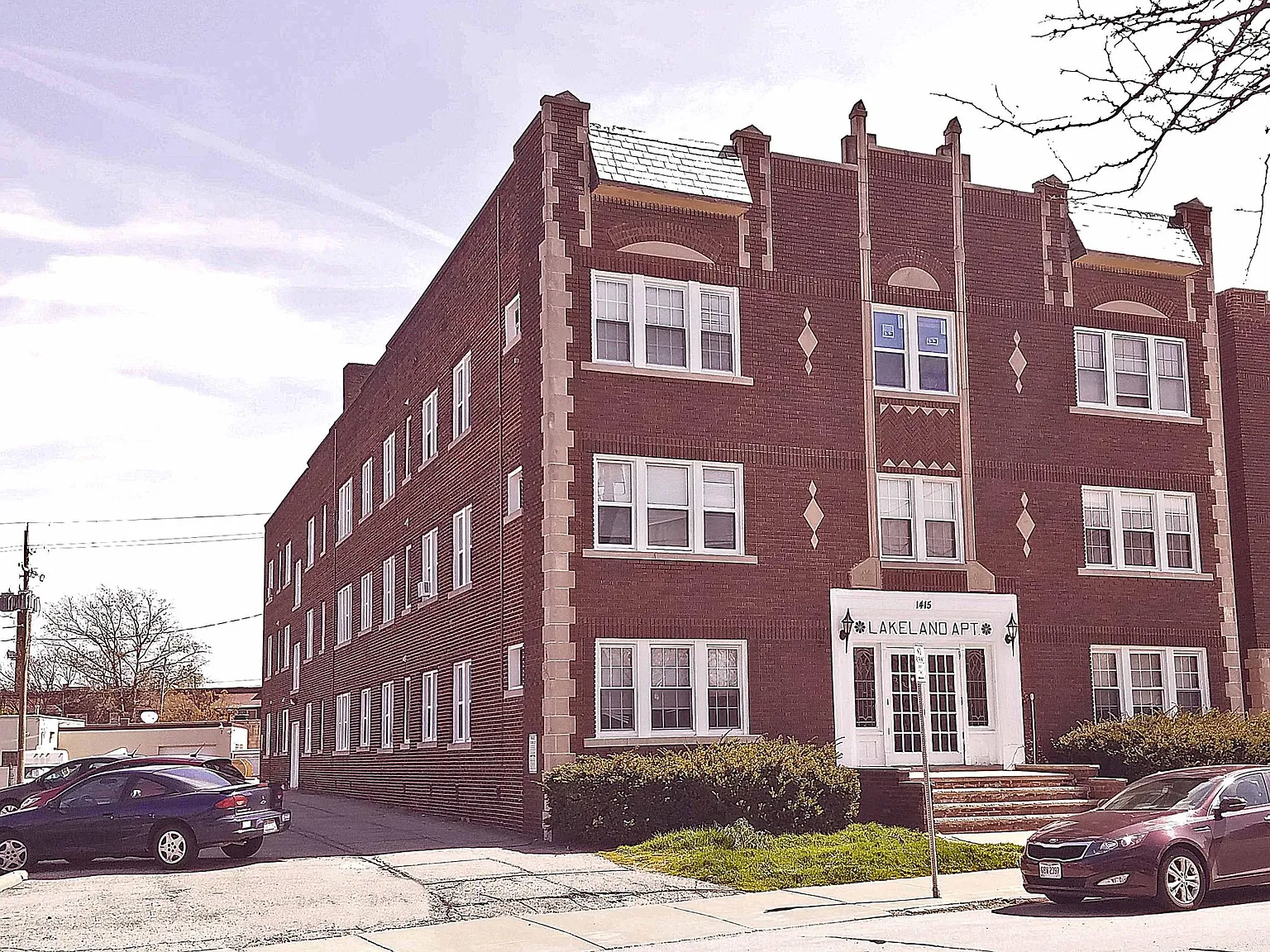Lakeland Apartments — Photo 1