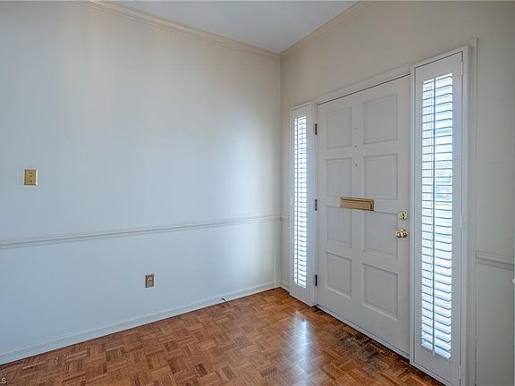 3rd image of 27 Fountain Manor Dr
