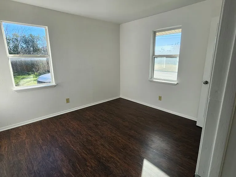 501 S McNeil St — Photo 3