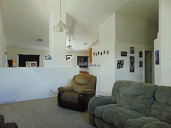 5th image of 215 Tamarack Dr