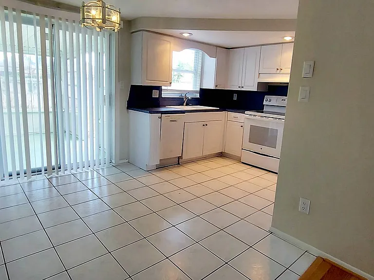9031 Chantilly Ln — Photo 7