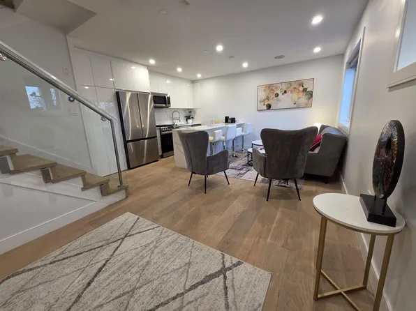 2881 Georgia St E, Vancouver, BC V5K 2K3