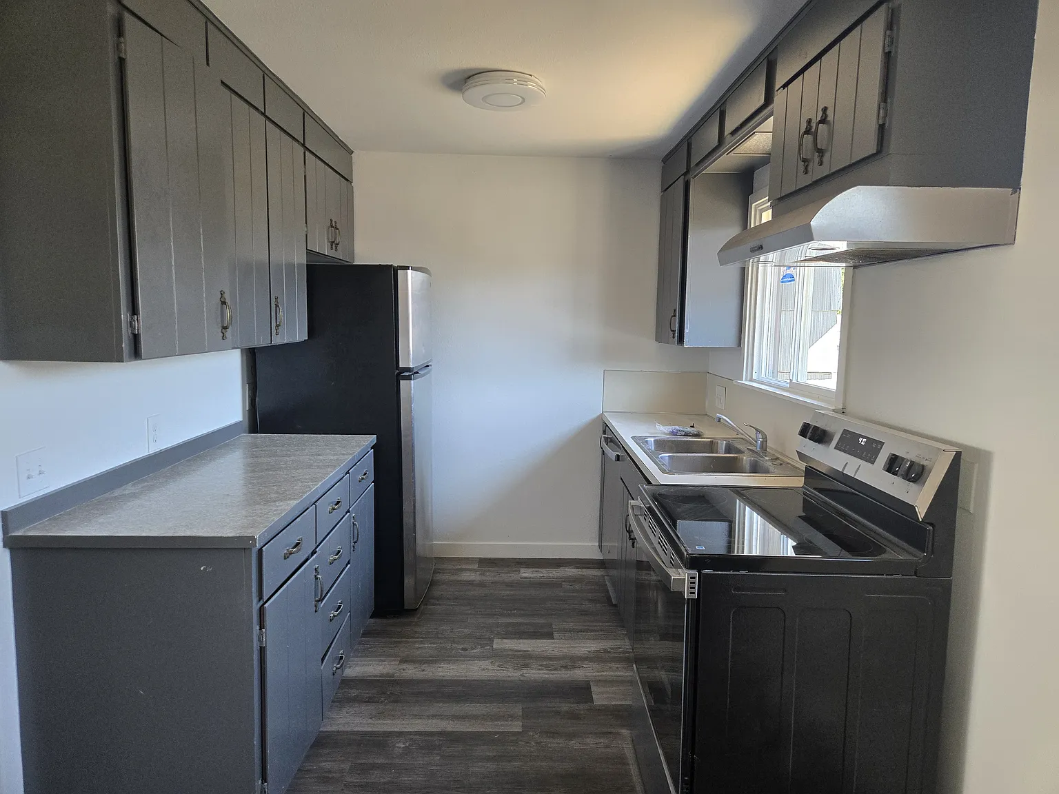 3 bed, 1.5 bath, $2,450 — Photo 2