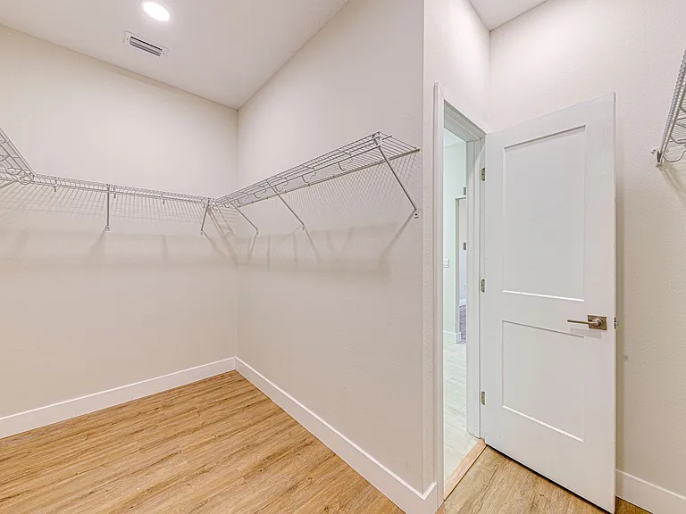 241 N Pine Ave — Photo 24