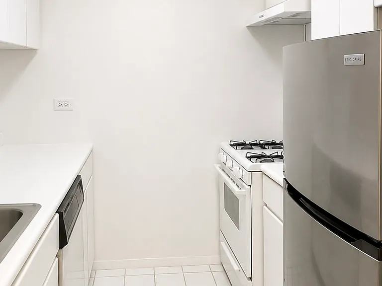 215 W 95th St #3A — Photo 6