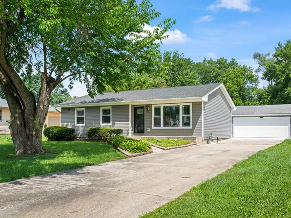 30 W Turner Ave, Roselle, IL 60172