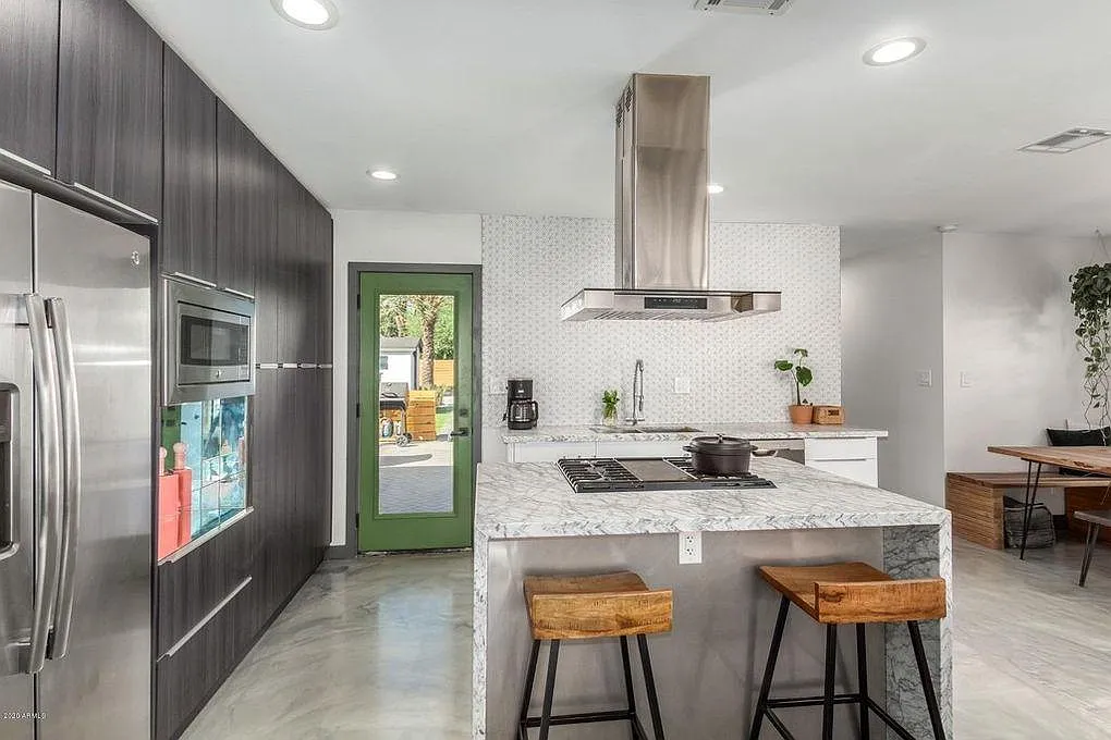 1516 E Whitton Ave — Photo 2