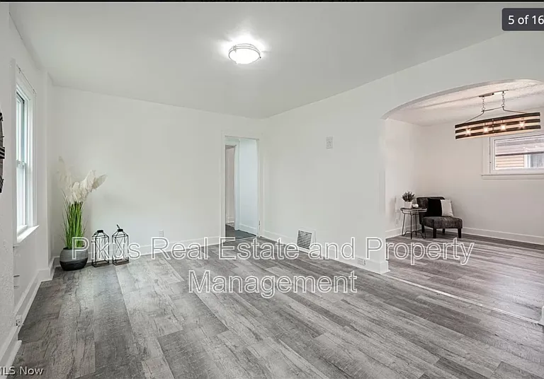 1033 Chandler Ave — Photo 5