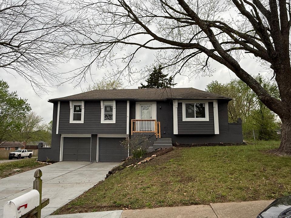 1st image of 703 NW Cambridge Ct
