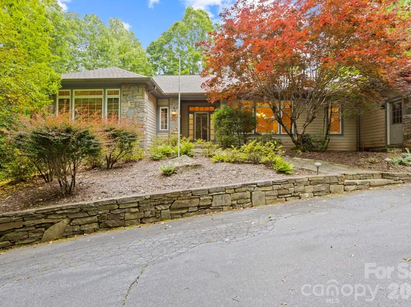 132 Berry Creek Dr, Flat Rock, NC 28731