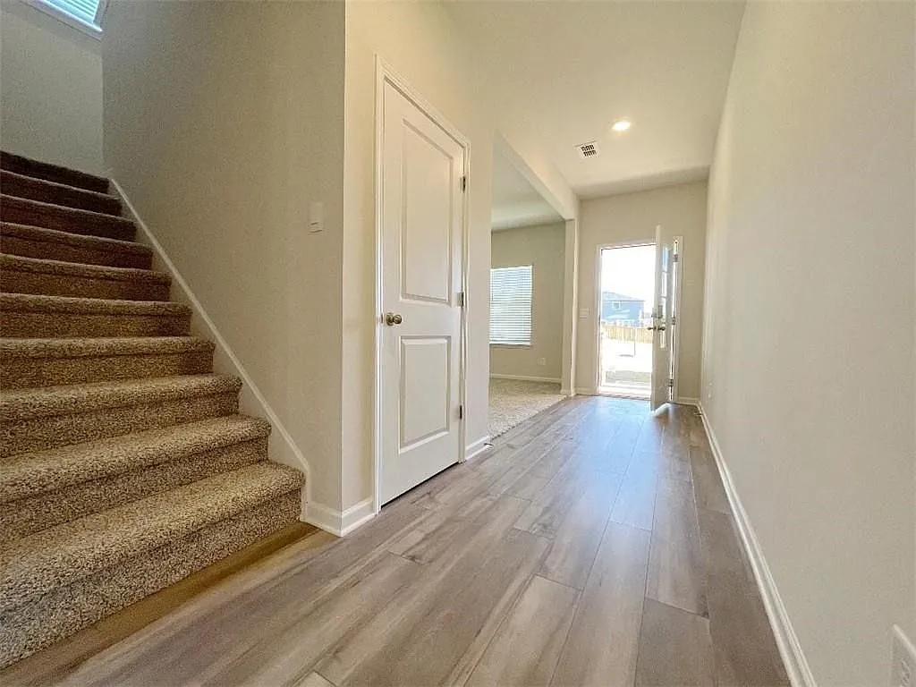 5 bed, 3.0 bath, 2675 sqft, $2,550 — Photo 3