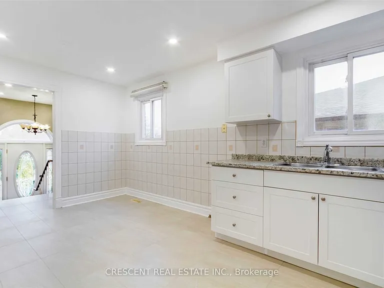 4036 Dunmow Cres #UPPER — Photo 2