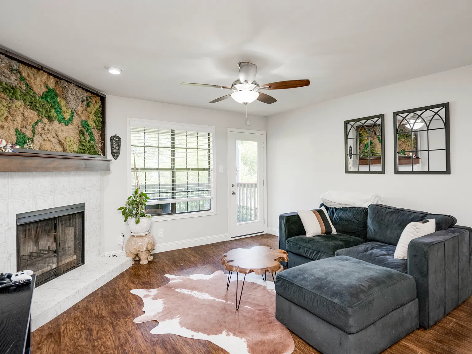 2 bed, 977 sqft, $1,950 — Photo 2