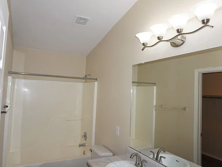 2201 S Saint Suzanne Dr — Photo 33