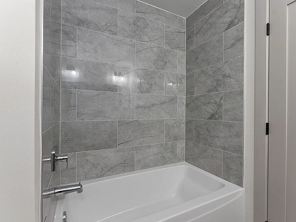 3rd image of 542 Harper Cir