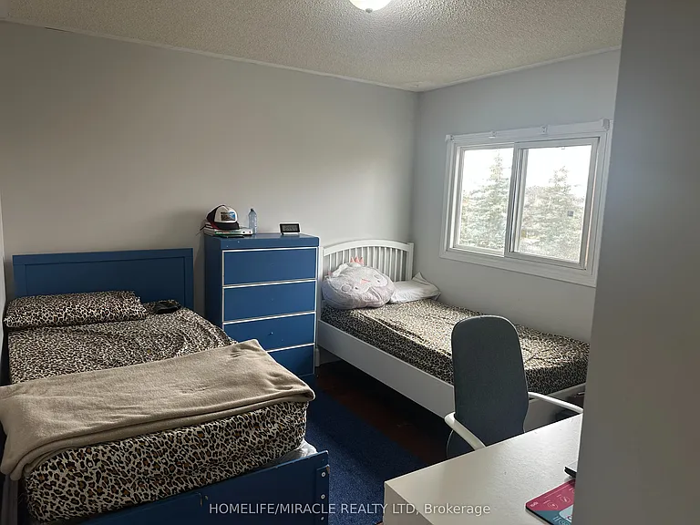 7200 Harding Cres — Photo 24