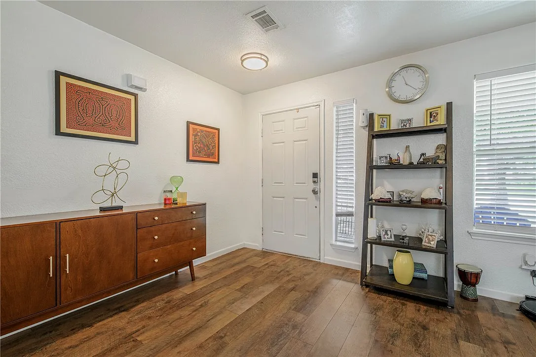 4 bed, 2.5 bath, 1665 sqft, $2,200 — Photo 4