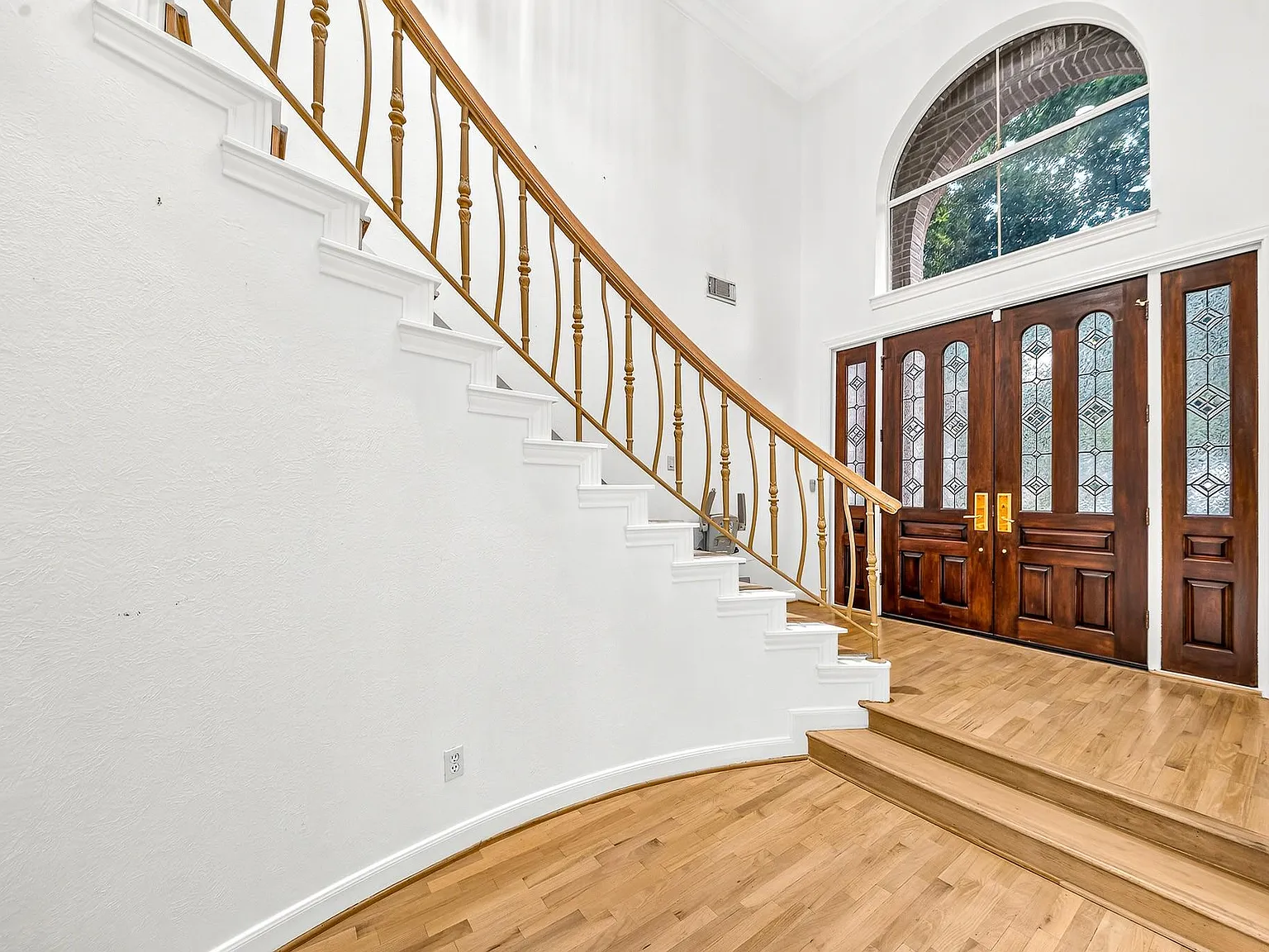 4 bed, 4.5 bath, 3702 sqft, $5,000 — Photo 2