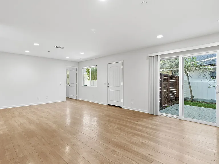 20220 Stagg St — Photo 5
