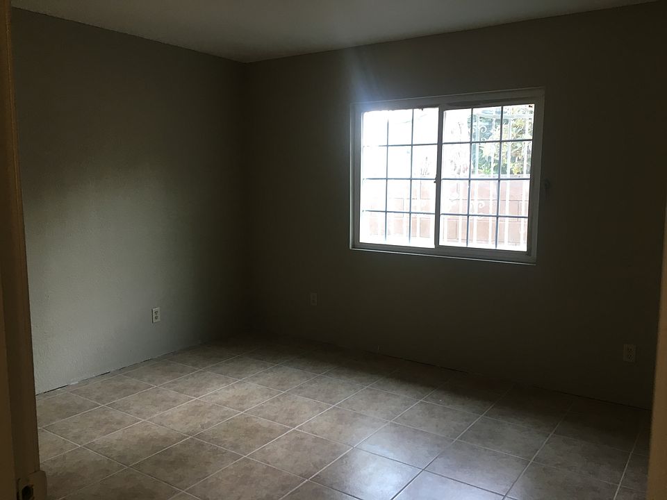 1st image of 985 W 11th St