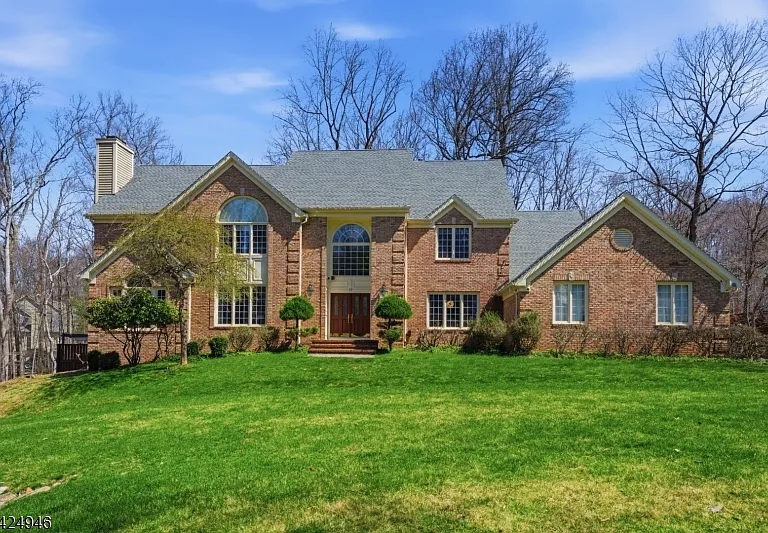 11 Rosewood Ln — Photo 2
