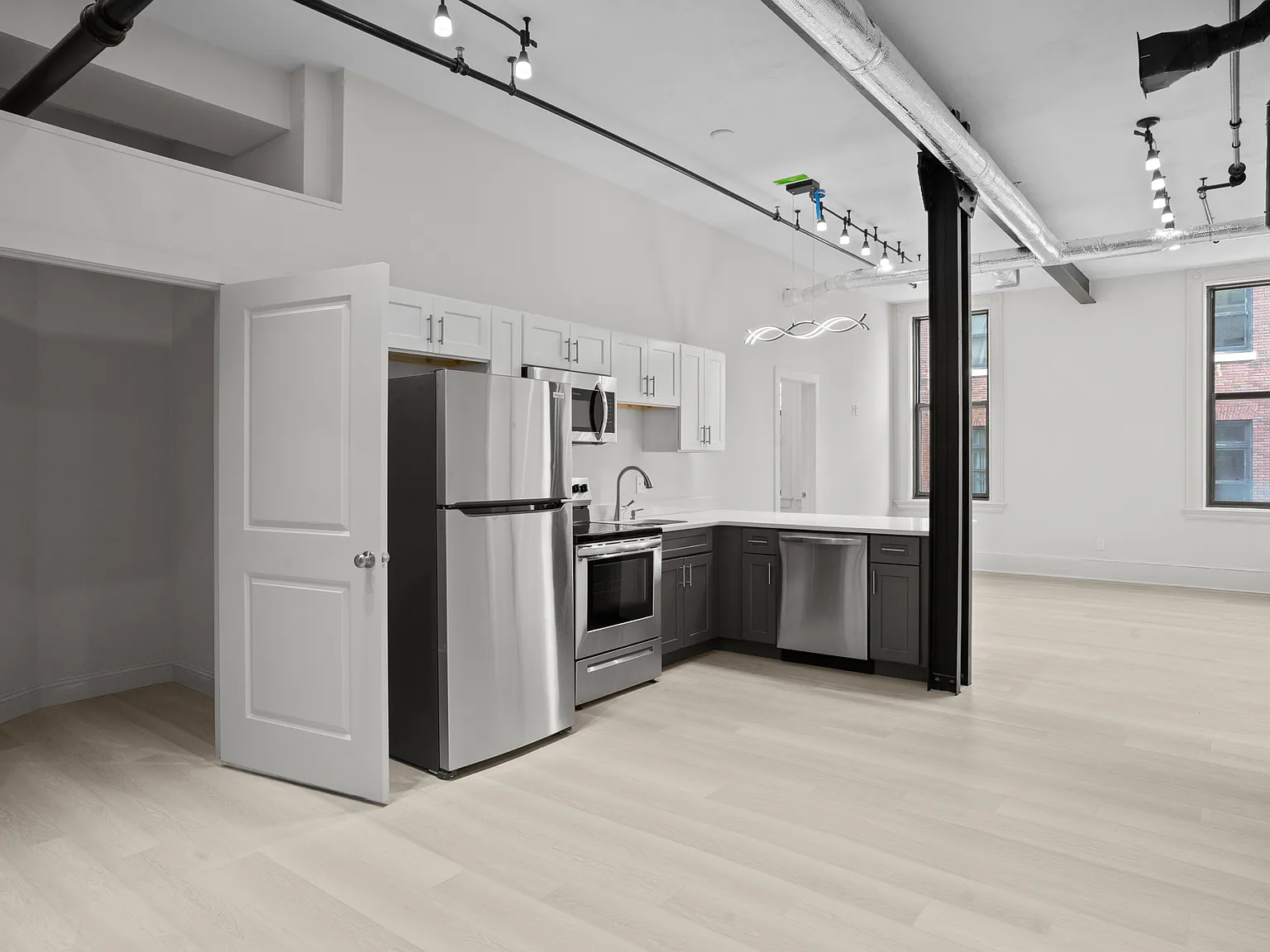 2 bed, 900 sqft, $2,400 — Photo 3