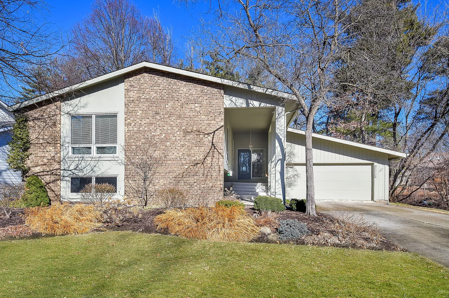 2350 Tanglewood Dr photo 1