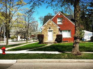 946 Rivard Blvd, Grosse Pointe, MI 48230