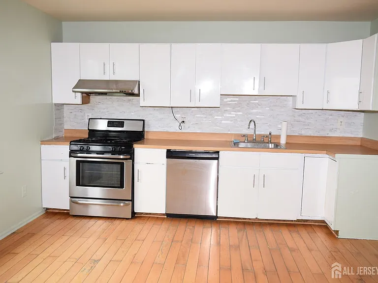 31 Larch St — Photo 16