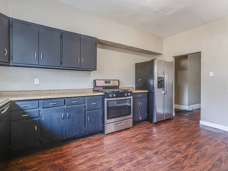 2120 Salisbury St S — Photo 17