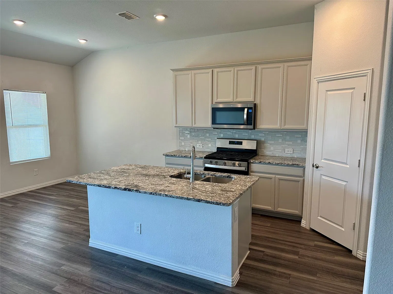 3 bed, 2.5 bath, 2495 sqft, $2,495 — Photo 2