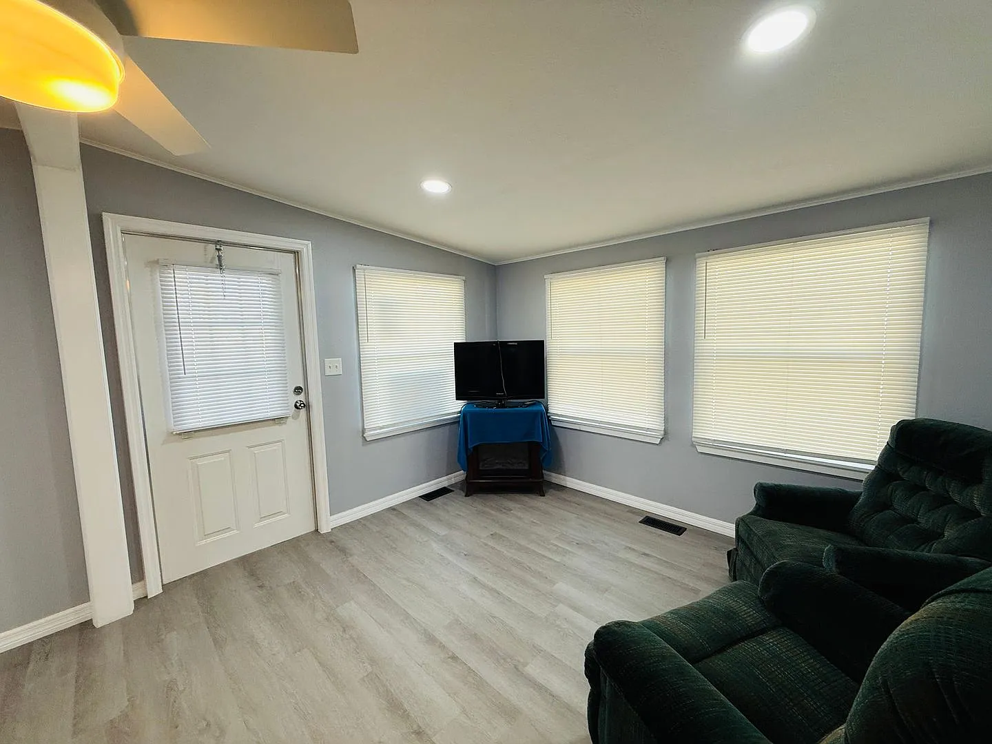 2 bedroom 2 bath fully remodeled mobile home for rent in 55+ community in south Tampa — Photo 3