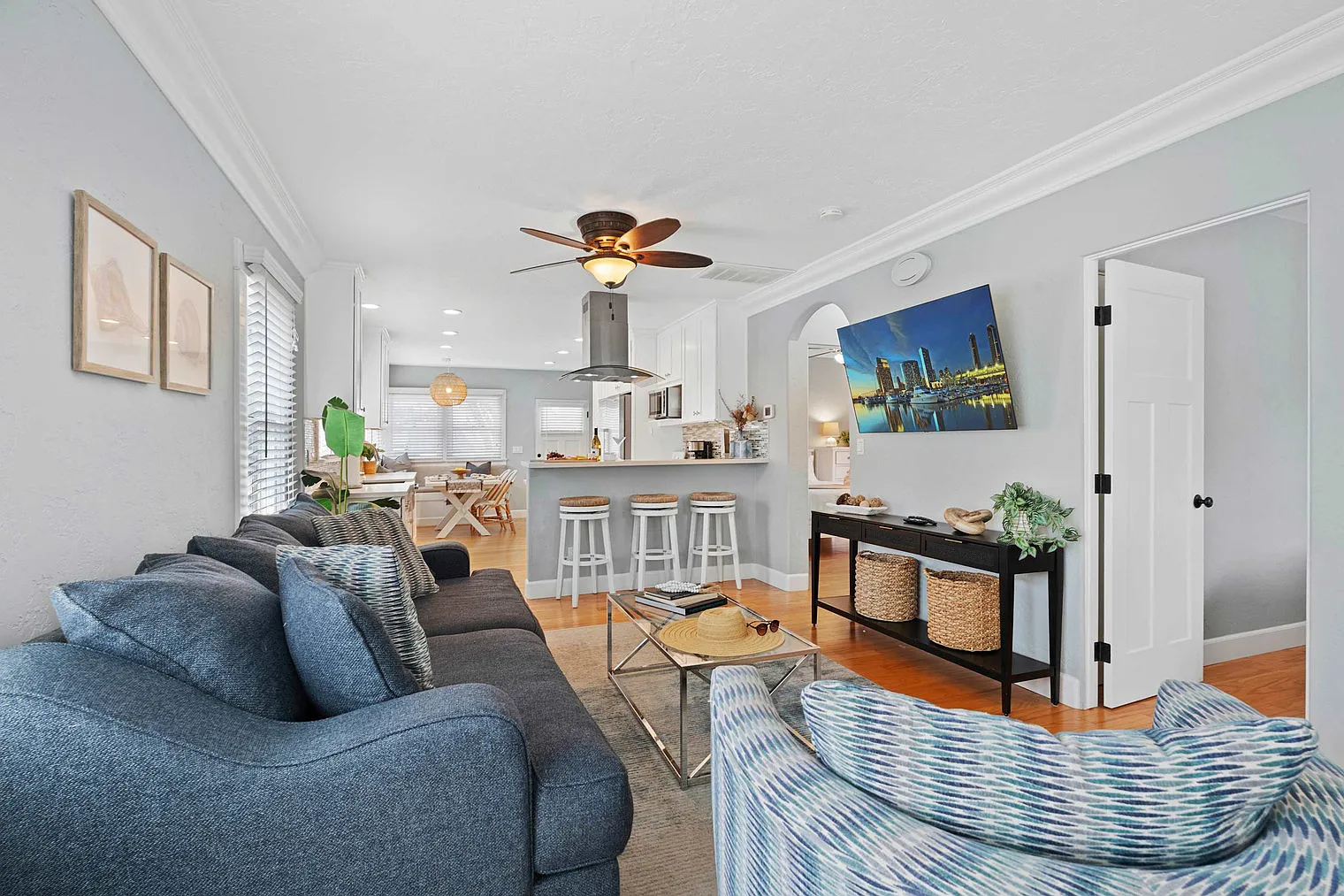 3 bed, 1.0 bath, 871 sqft, $8,468 — Photo 3